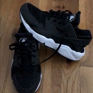Black Huarache Run